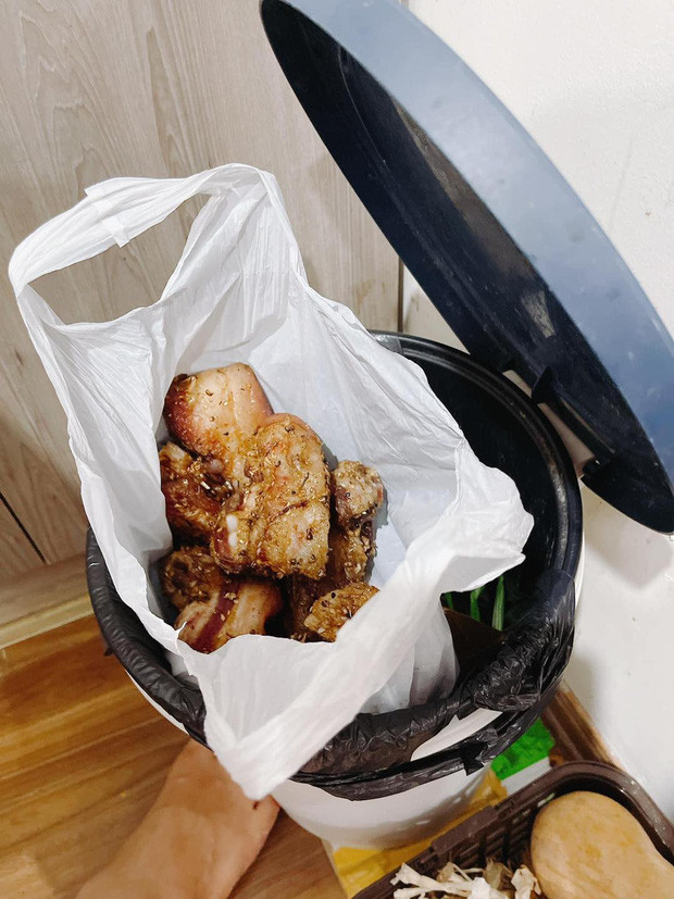 Mở đầu, người phụ nữ có màn "đu" trend ba chỉ treo nắng có kể rằng tranh thủ Hà Nội nắng 40-41 nên đã tranh thủ ra chợ mua hẳn 3kg thịt ngon nhất về tẩm ướp gia vị, ngũ vị hương, mắc khén... Do nhà ở hướng Đông, nắng từ 5h đến 10h nên sau 1 đêm ướp, chồng của bà nội trợ trên đã dậy thật sớm để treo thịt.