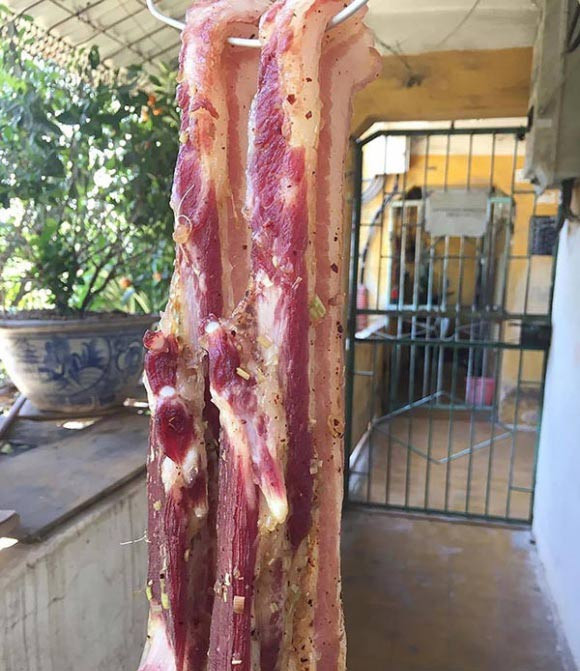 Sau 1 ngày, thấy thịt chỉ hơi se, không quắt khô, cứng thịt như ảnh mọi người đăng nhưng vì muốn ngon hơn nên cô vợ trên đã để thêm 1 ngày.