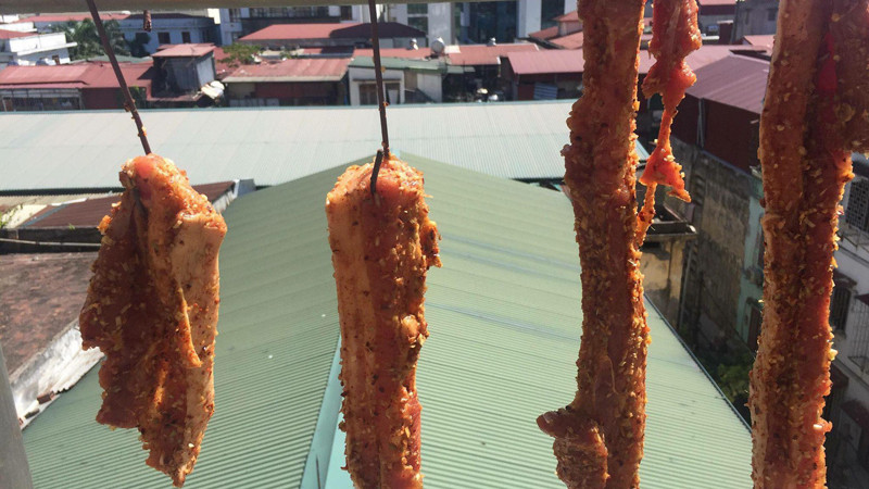 Nhìn chung, nếu không phải “tay chuyên” thì vẫn nên áp dụng công thức trên mạng cẩn thận để làm thịt 1 nắng: thái mỏng, tẩm ướp vừa phải, phơi 1 nắng là đúng 1 nắng…