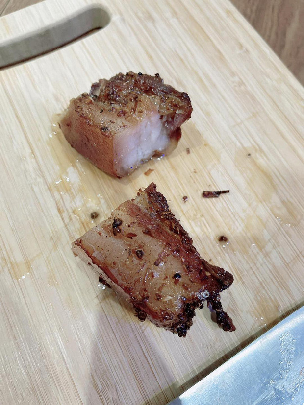 Điển hình mới đây, một bà nội trợ đã trở thành trò cười cho dân mạng khi thực hiện màn thịt ba chỉ treo nắng. Trong bài đăng của mình, người phụ nữ trên kể rất rõ công thức thực hiện của mình từ màn tẩm ướt... cho đến tiến hành treo.