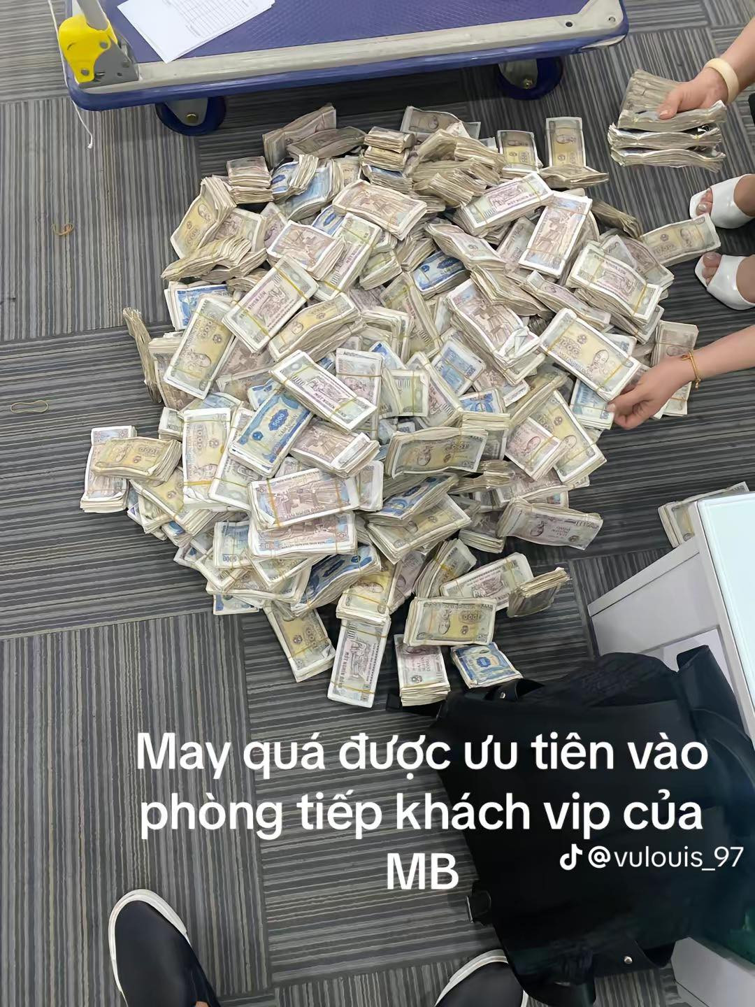 Ki cóp được 3 năm thì thành 1 bao tải như này, hơi vất vả cho chị em ngân hàng tí nhưng trộm vía cũng thành 1 khoản cho mình. Các ông nhớ nhé, có tiền nhỏ to gì cũng cứ thả hết vào lợn cho tôi, năng nhặt chặt bị, góp gió thành bão". Chủ nhân đoạn clip đập lợn gửi tiết kiệm có viết.