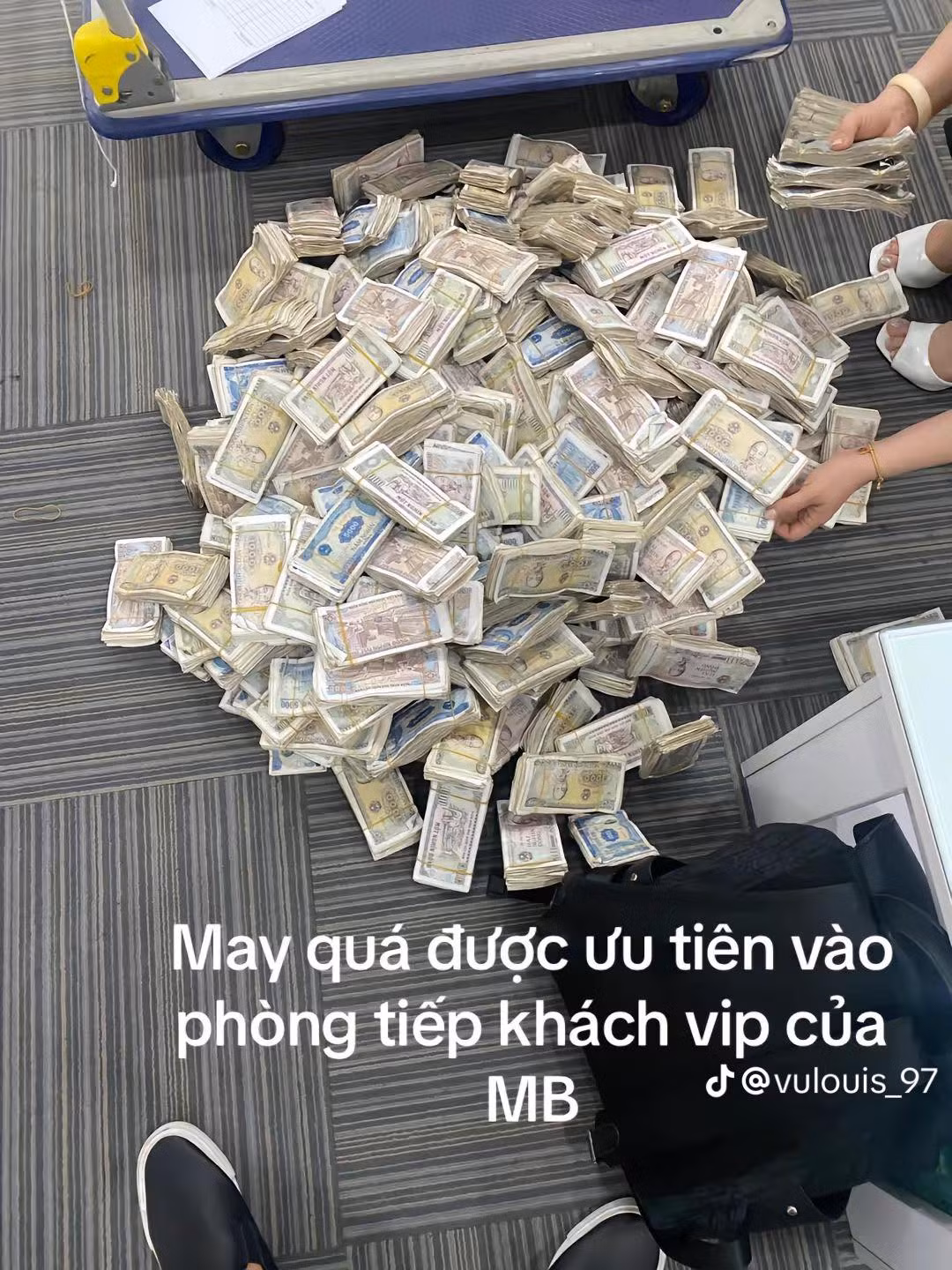 Ki cóp được 3 năm thì thành 1 bao tải như này, hơi vất vả cho chị em ngân hàng tí nhưng trộm vía cũng thành 1 khoản cho mình. Các ông nhớ nhé, có tiền nhỏ to gì cũng cứ thả hết vào lợn cho tôi, năng nhặt chặt bị, góp gió thành bão". Chủ nhân đoạn clip đập lợn gửi tiết kiệm có viết.