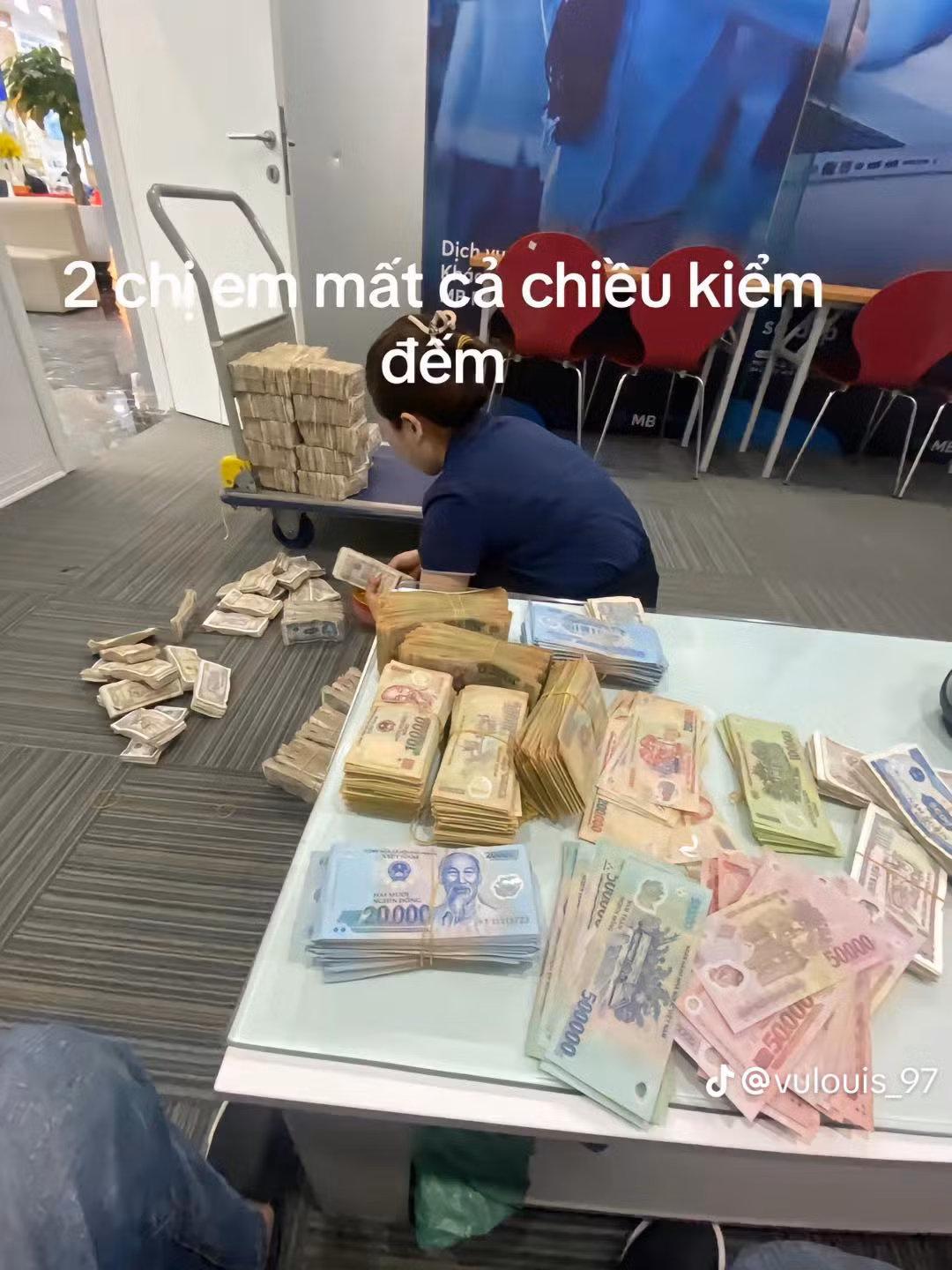 Kèm theo đó là đoạn clip ghi lại cảnh người này mang bao tải tiền tới ngân hàng gửi tiết kiệm. Vì số lượng tờ tiền quá nhiều nên phía ngân hàng đã đưa vị khách đặc biệt này vào phòng VIP để tiến hành đếm tiền.