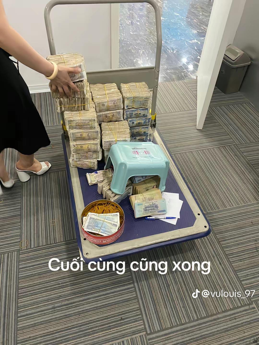 Để kiểm đếm xong số tiền tiết kiệm này, nhân viên ngân hàng phải mất hết cả một buổi chiều. Tổng cộng số tiền có được là 109,270,000 VNĐ.