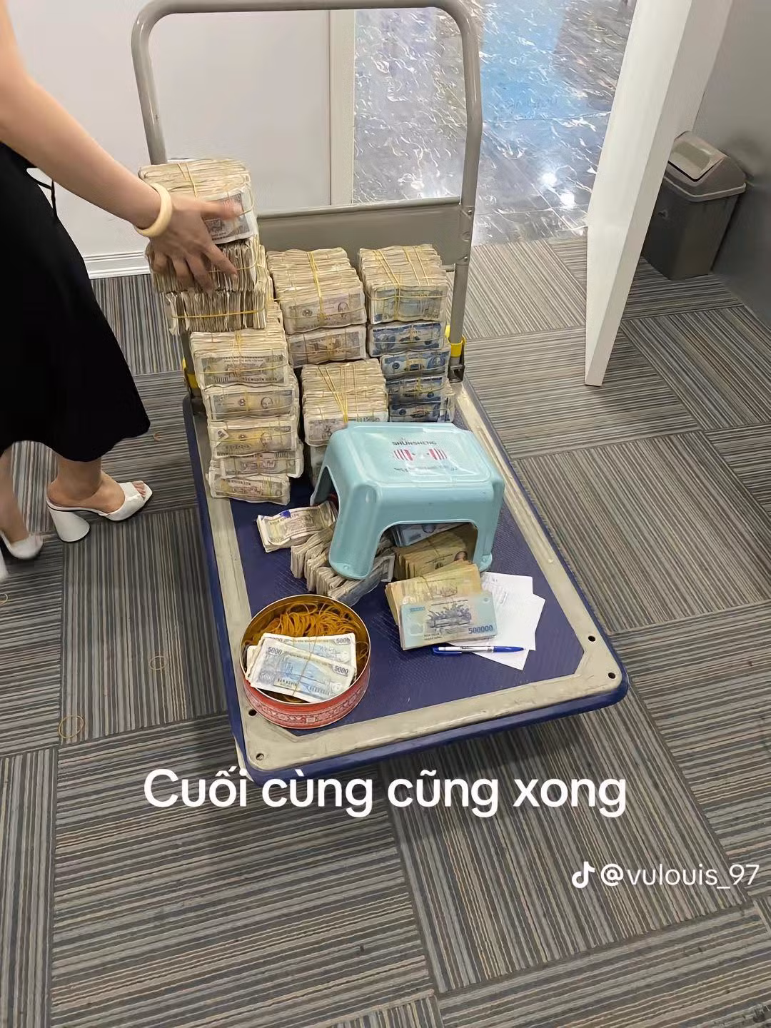 Để kiểm đếm xong số tiền tiết kiệm này, nhân viên ngân hàng phải mất hết cả một buổi chiều. Tổng cộng số tiền có được là 109,270,000 VNĐ.