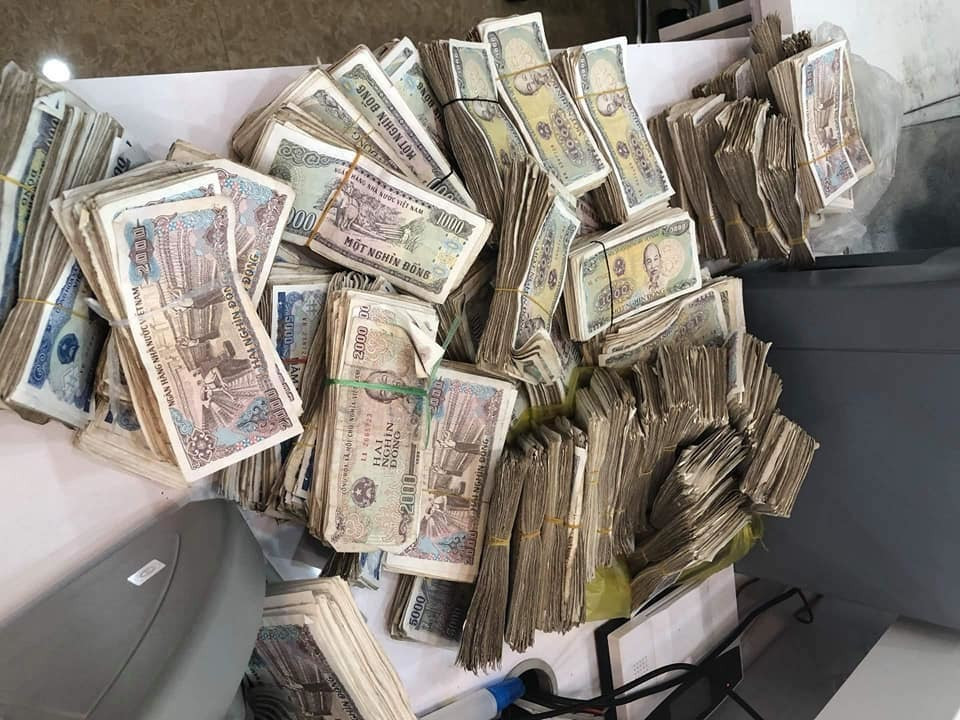 Đây không phải lần đầu xuất hiện những pha đập lợn đi gửi tiền tiết kiệm như vậy.