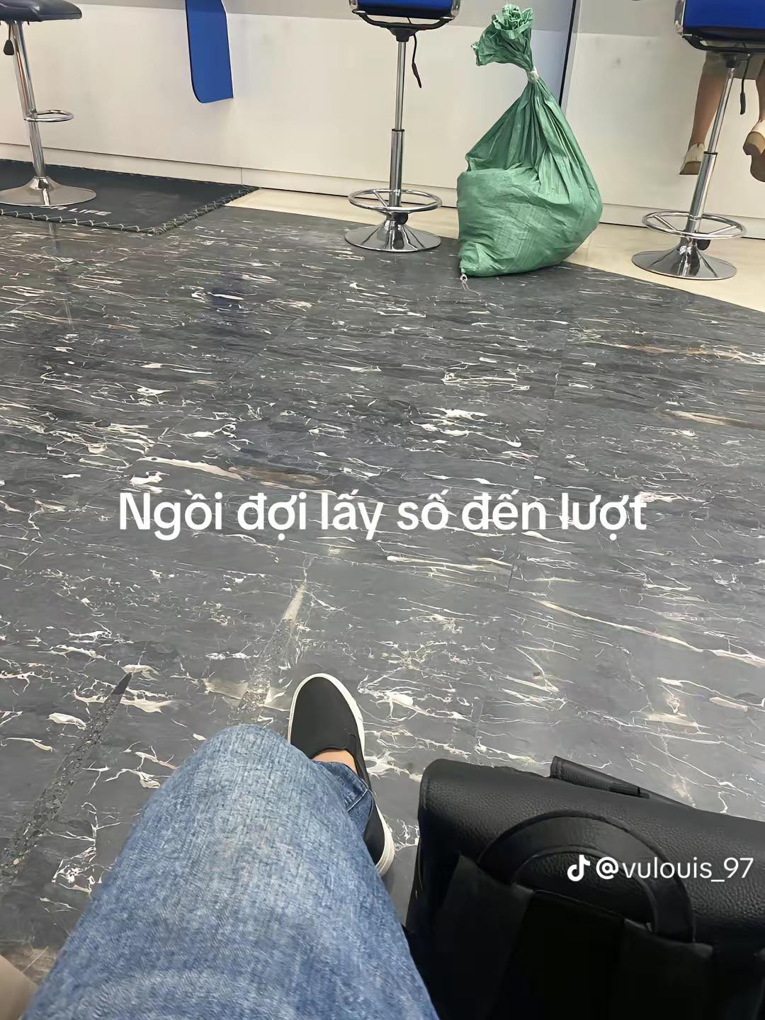 Cụ thể, chủ tài khoản đăng tải clip với nội dung: "Kinh nghiệm đút lợn 3 năm, hồi đầu cũng ham giữ tiền to mới thả lợn lắm nhưng sau tôi nghĩ bụng bảo nếu như vậy thì chẳng biết bao giờ mới được 1 khoản, thôi giờ cứ có tiền mệnh giá nào cũng được, thì thả vào lợn...