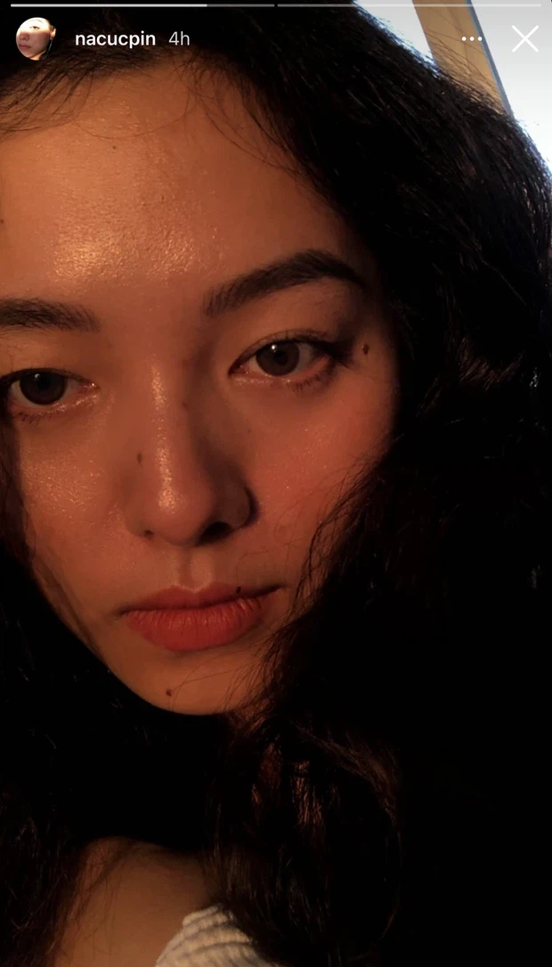 Na Cục Pin thiếu đi sự trợ giúp của mỹ phẩm nhưng trông cô nàng lại cuốn hút theo một cách khó tả khác.