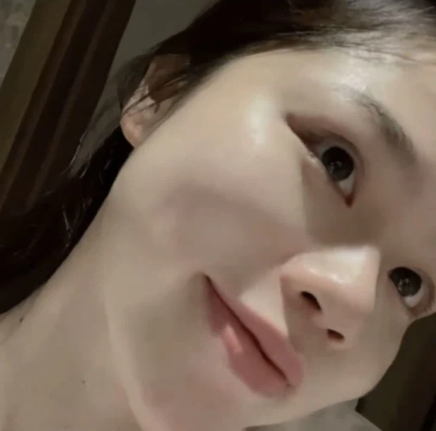 Huỳnh Anh - bạn gái cũ Quang Hải cho thấy mình cũng không sợ ai trong cuộc chiến khoe mặt mộc này.