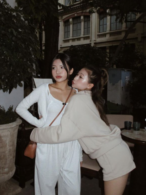 Netizen liên tục ngồi hóng những màn đăng đàn bóc trần những câu chuyện “thâm cung bí sử” của 2 cô gái này trên không gian mạng.