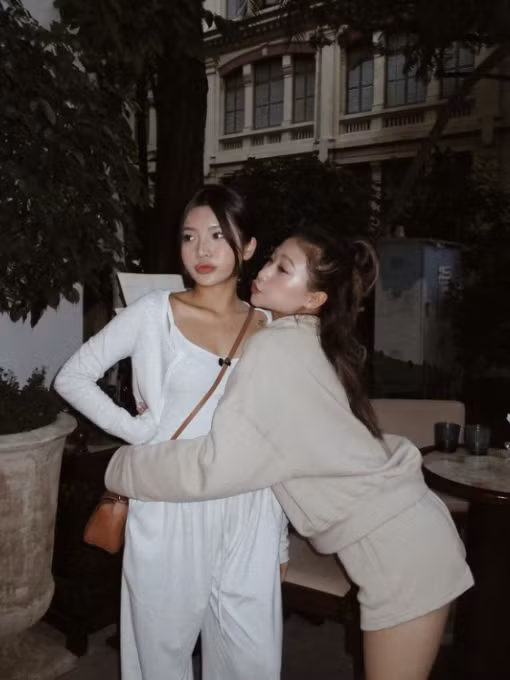 Netizen liên tục ngồi hóng những màn đăng đàn bóc trần những câu chuyện “thâm cung bí sử” của 2 cô gái này trên không gian mạng.