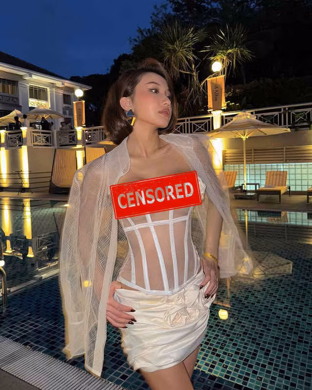 Mới đây, Huyền 2k4 lại trở thành tâm điểm khi diện outfit siêu “slay” tham dự sự kiện. Cô nàng mang đến một chiếc áo sơ mi xuyên thấu, bên trong sử dụng bộ áo quây được thiết kế đặc biệt, “hở bạo” tới 90%, đồng thời không quên khoe đôi chân dài miên man khiến người xem choáng ngợp.