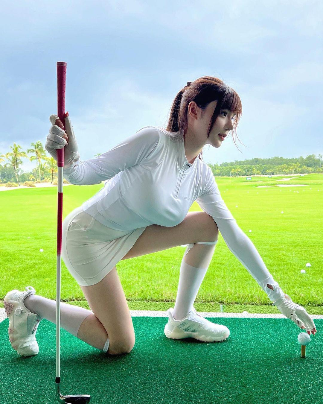 Mới đây trên trang Instagram cá nhân, Amy Xianger gây chú ý khi đăng tải loạt ảnh, clip khoe dáng khi đạp xe nhận được nhiều sự quan tâm của dân mạng.