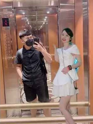 Cụ thể, Huỳnh Anh chia sẻ bức ảnh gốc vài dòng trạng thái: "Có ai photoshop cho Huỳnh Anh đứng một mình được không ạ".