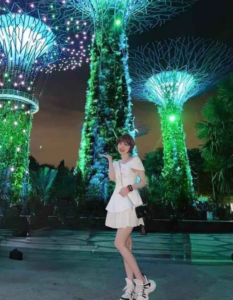 Photoshop "có tâm" không chỉ xóa người mà còn tạo cho Huỳnh Anh kiểu tóc mới toanh.