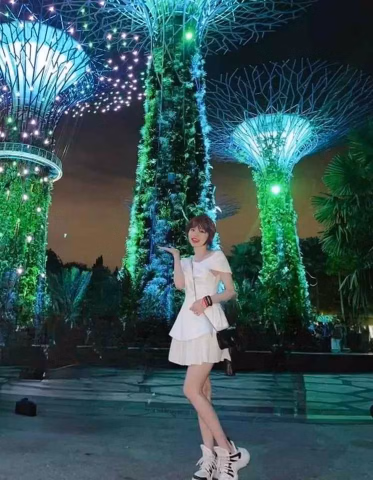 Photoshop "có tâm" không chỉ xóa người mà còn tạo cho Huỳnh Anh kiểu tóc mới toanh.