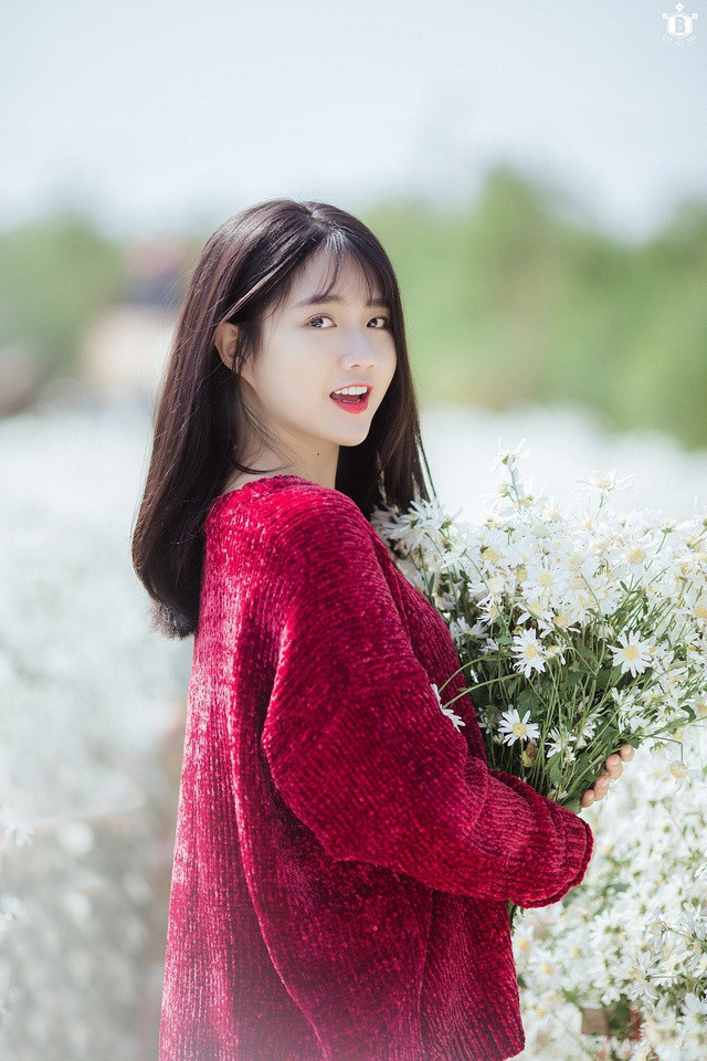 Vốn dĩ nổi lên với hình tượng kẹo ngọt, ngây thơ trong sáng. Vậy nên khi Trinh thay đổi phong cách hoàn toàn mới cá tính, quyến rũ thì cô nàng lại khiến fan hâm mộ cảm thấy vô cùng hào hứng.