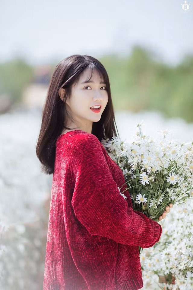 Vốn dĩ nổi lên với hình tượng kẹo ngọt, ngây thơ trong sáng. Vậy nên khi Trinh thay đổi phong cách hoàn toàn mới cá tính, quyến rũ thì cô nàng lại khiến fan hâm mộ cảm thấy vô cùng hào hứng.