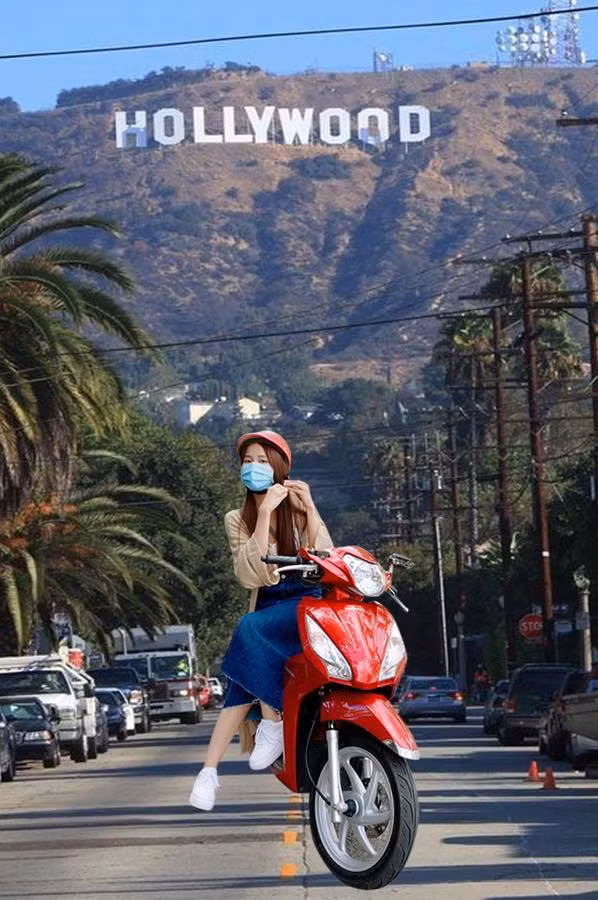 Do tình hình diễn biến phức tạp của dịch COVID-19 trên khắp thế giới nên "hot girl trà sữa" Việt không thể du lịch đây đó. Tuy nhiên, cũng không phải buồn lâu các fan của Kiều Trinh đã giúp cô nàng điều này.