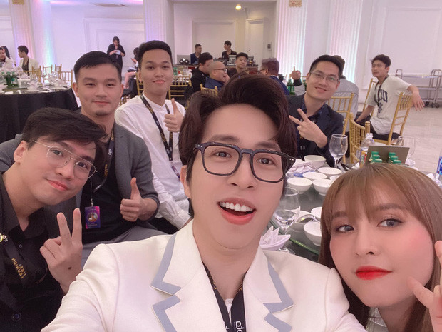 Mới nhất, Ngân Sát Thủ đã lần đầu tiên xuất hiện trên trang cá nhân của ViruSs kể từ khi chia tay. Ngoài cặp đôi trên, trong ảnh còn có thêm các nhân vật đình đám khác trong giới streamer và game thủ như PewPew và Chim Sẻ Đi Nắng.