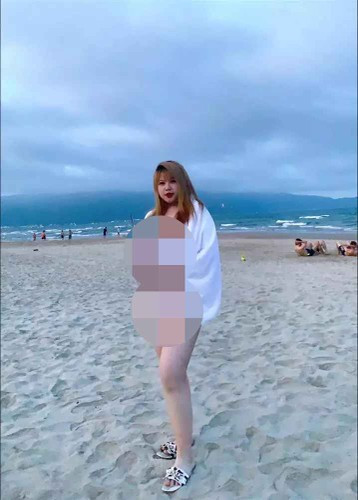 "Thôi bạn ơi mình góp ý nhé, nếu thiếu vải về mình cho chứ bạn đăng thế rất phản cảm", một tài khoản nhắn Thu Trang. Đáp lại, hot girl ngực khủng biện minh rằng mình "không đăng lên Facebook" nên không đáng để bị chỉ trích.