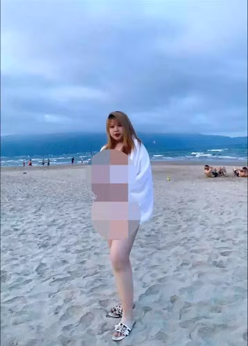 "Thôi bạn ơi mình góp ý nhé, nếu thiếu vải về mình cho chứ bạn đăng thế rất phản cảm", một tài khoản nhắn Thu Trang. Đáp lại, hot girl ngực khủng biện minh rằng mình "không đăng lên Facebook" nên không đáng để bị chỉ trích.