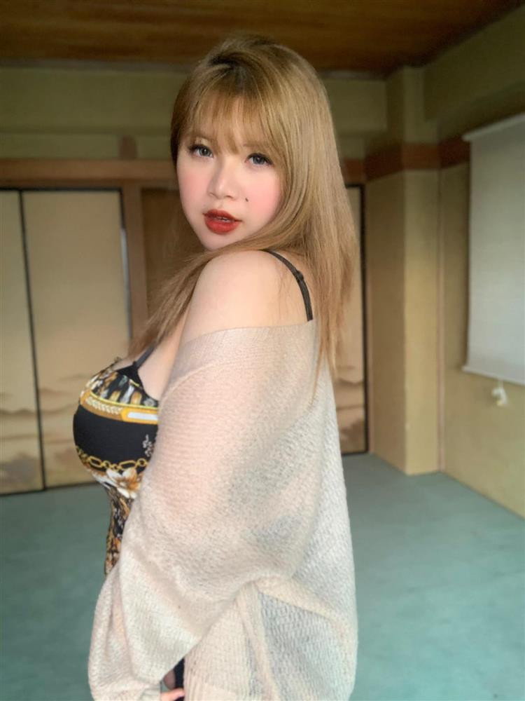 Hot girl ngực khủng Võ Thị Thu Trang có viết: "Dạo này nhiều người đe doạ quá. Mình bán ảnh bán n*** và n*** nha. Đó là hình ảnh chứ chả ai có thể động vào mình. Cũng đâu phải đi làm g** đâu mà mình phải sợ mọi người. Mình chỉ không muốn cho xem free thôi...