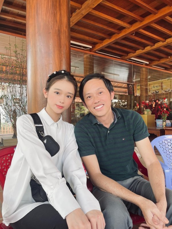 Bên cạnh đó, Linh Ka cũng nhận được nhiều lời khen với cách phối đồ cực trendy và trẻ trung, năng động đúng độ tuổi thanh xuân của mình.