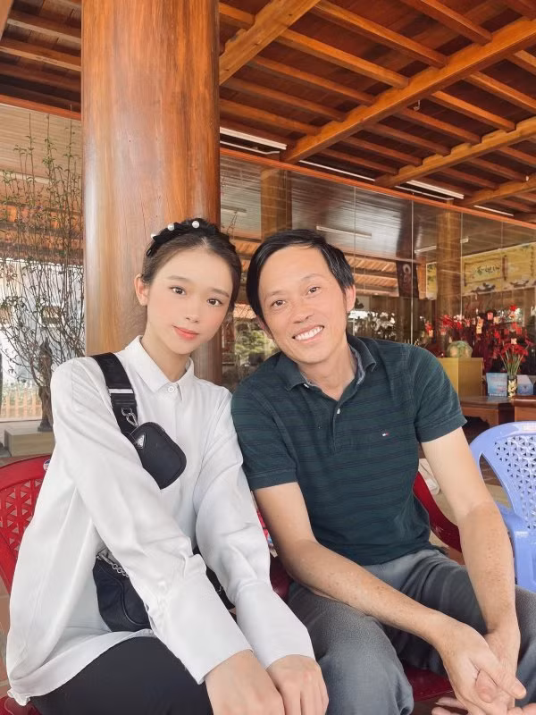 Bên cạnh đó, Linh Ka cũng nhận được nhiều lời khen với cách phối đồ cực trendy và trẻ trung, năng động đúng độ tuổi thanh xuân của mình.