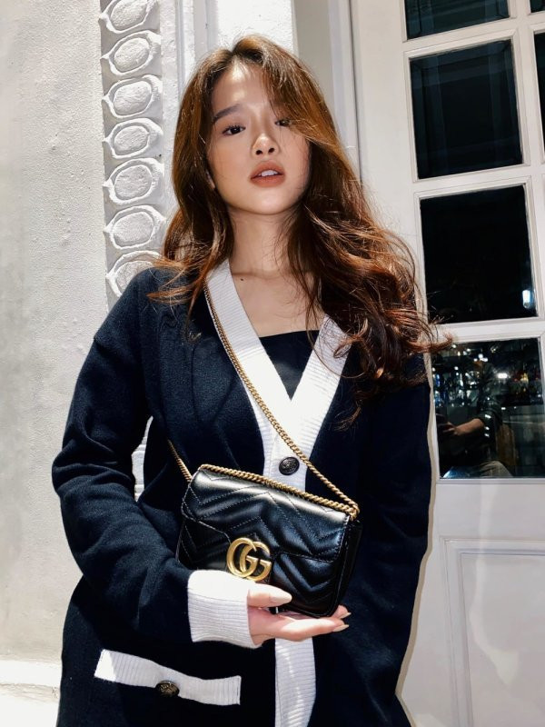 Theo đó, Linh Ka chuộng các thiết kế tối giản, đơn sắc, không quá cầu kì về kiểu dáng để dễ dàng kết hợp với tất cả những item trong BST túi hiệu khủng.