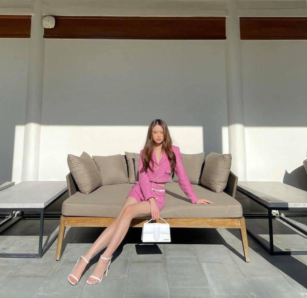 Với BST khủng không kém cạnh dàn "yêu nữ hàng hiệu" khác của Vbiz, Linh Ka được dự đoán chi nửa tỉ đồng mua hàng hiệu mỗi tháng.