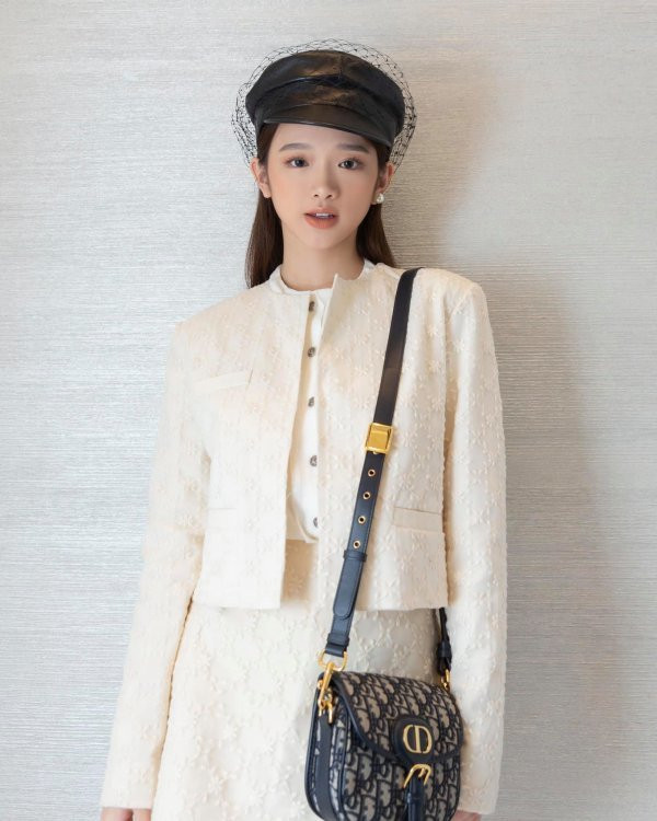 Theo đó, trong những khung hình được Linh Ka đăng tải trên trang cá nhân, người hâm mộ không khó để bắt gặp những mẫu túi hiệu đến từ các nhãn hàng đình đám như Dior, Gucci, YSL, Burberry,...