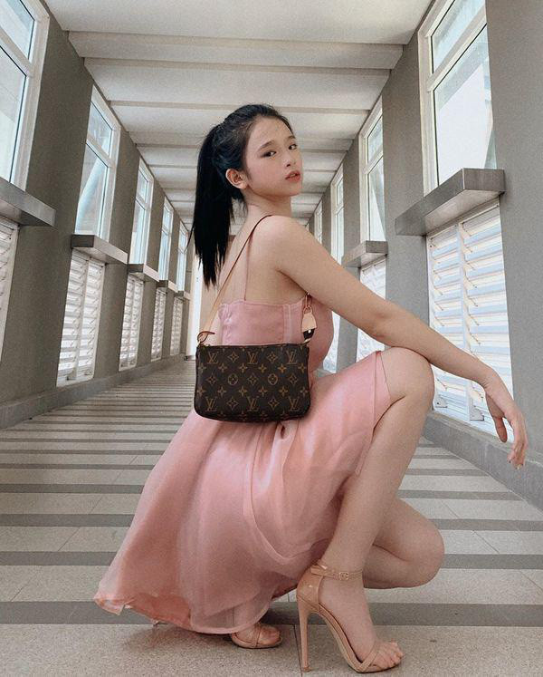 Trước nghi vấn này, Linh Ka phủ nhận: "Không phải lúc nào cũng kiếm được nhiều tiền tại bây giờ em cũng chưa vào showbiz mà chỉ mới là KOLs, nhận những quảng cáo với số tiền vừa phải chứ không phải quá lớn. Em không chi nửa tỉ để mua đồ hiệu trong vòng một tháng đâu”.