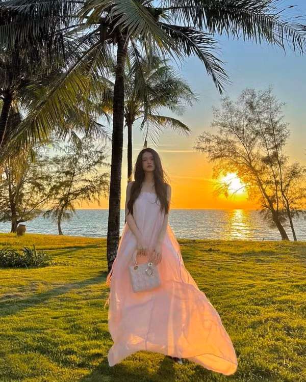 Đặc biệt, hot girl Linh Ka còn khiến dân mạng trầm trồ với độ chịu chơi hàng hiệu khi liên tục tậu những item túi đến từ các nhà mốt xa xỉ nhất thế giới.