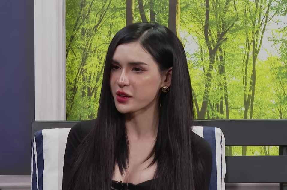 Nhưng khi đến trường An Nhi lại không may mắn như vậy. Cô thường xuyện bị bạn bè trêu trọc, miệt thị, thậm chí là chặn đường bắt nạt. Từng có suy nghĩ mình bị kỳ thị vì ngoại hình nhỏ nhắn, ốm yếu, An Nhi quyết tâm tập luyện xây cơ bắp. Cô cho rằng đó là cách hoàn thiện bản thân, hy vọng có thể sống đúng với giới tính được sinh ra.