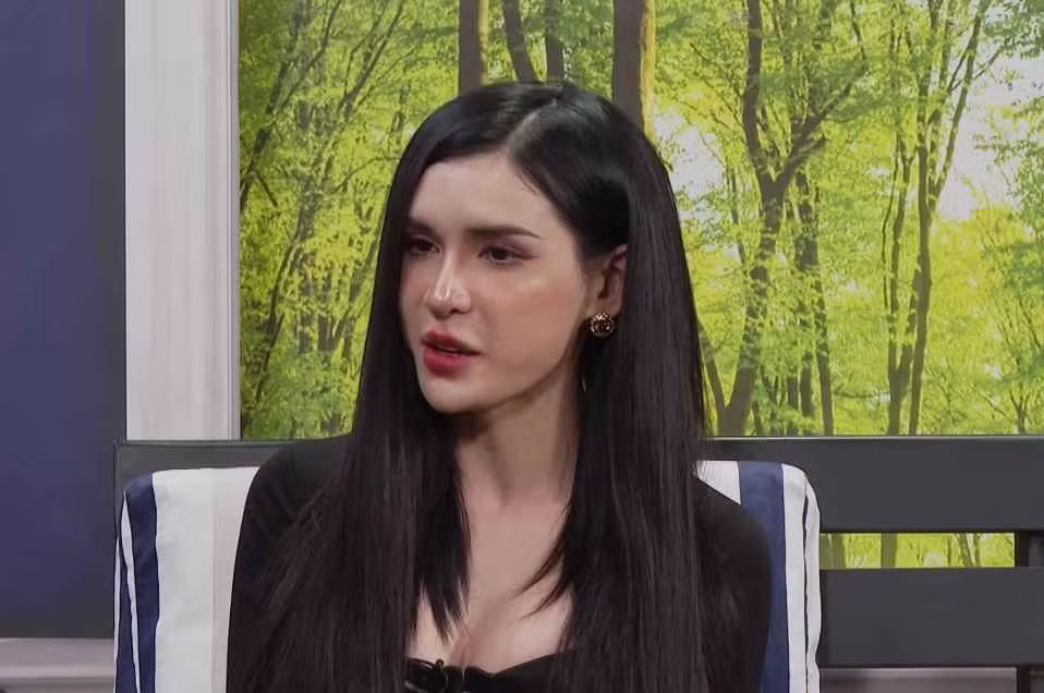 Nhưng khi đến trường An Nhi lại không may mắn như vậy. Cô thường xuyện bị bạn bè trêu trọc, miệt thị, thậm chí là chặn đường bắt nạt. Từng có suy nghĩ mình bị kỳ thị vì ngoại hình nhỏ nhắn, ốm yếu, An Nhi quyết tâm tập luyện xây cơ bắp. Cô cho rằng đó là cách hoàn thiện bản thân, hy vọng có thể sống đúng với giới tính được sinh ra.