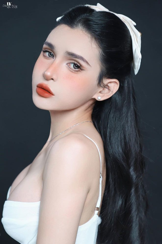 An Nhi từng cho biết, cuộc đời cô là một hành trình không ngừng nỗ lực, đấu tranh để được sống theo cách mình muốn. Khó khăn hơn cả việc giảm cân, xóa bỏ cơ bắp là việc từ bỏ giới tính nam, can đảm sống thật với sự nữ tính từ sâu trong tâm hồn mình. Với cô gái Bạc Liêu, đó là sự “thoát xác” đầy gian nan.