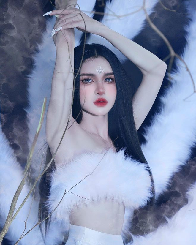 Thoạt nhìn, khó có thể nhận ra An Nhi là người chuyển giới. Cô có gương mặt khả ái, đường nét cơ thể mềm mại, đường cong nuột với số đo ba vòng 90-63-90 cùng chiều cao chuẩn người mẫu.