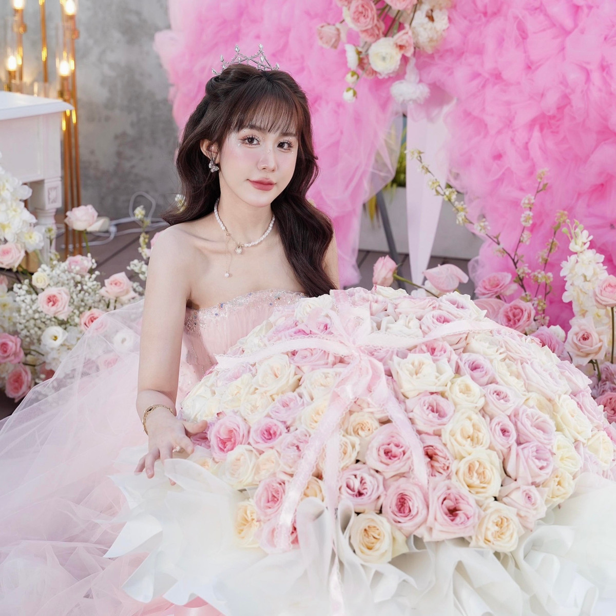 Dòng trạng thái nhẹ như mây của Tuyết Anh có thể chỉ là một phút ngẫu hứng, nhưng lại như một "cú đánh kép" khiến cộng đồng mạng chao đảo.
