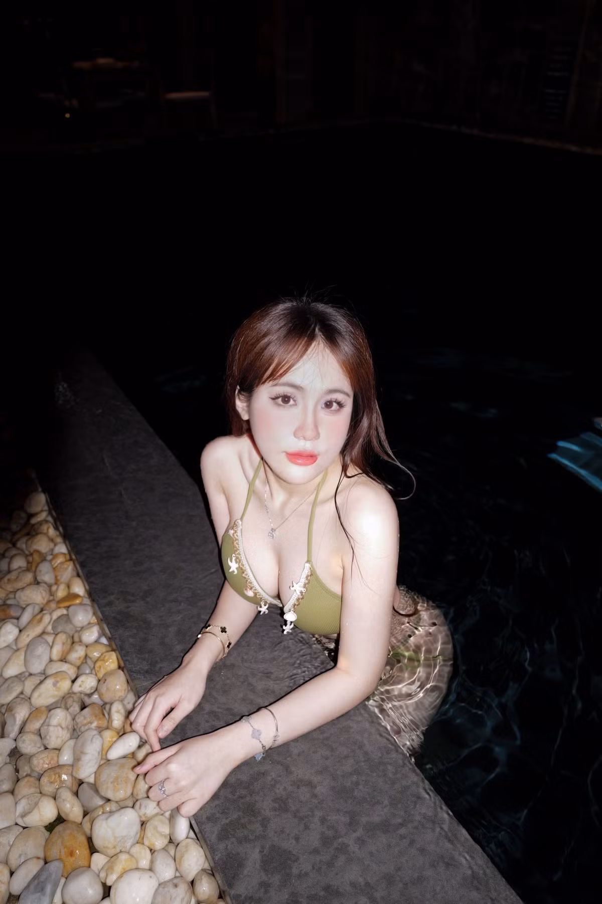 Mới đây, nữ cơ thủ xinh đẹp Lê Tuyết Anh lại tiếp tục gây bão mạng với một dòng trạng thái ngọt ngào nhưng cũng đầy tính "sát thương" dành cho hội độc thân.