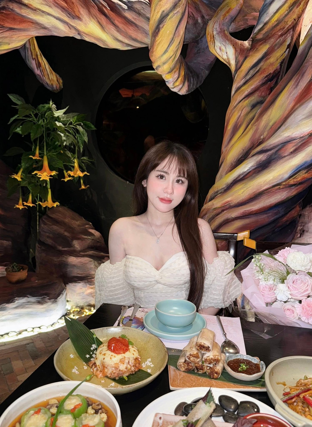 Bức ảnh đi kèm dòng trạng thái lần này càng khiến cư dân mạng “xỉu ngang” bởi visual quá xuất sắc của nữ cơ thủ.