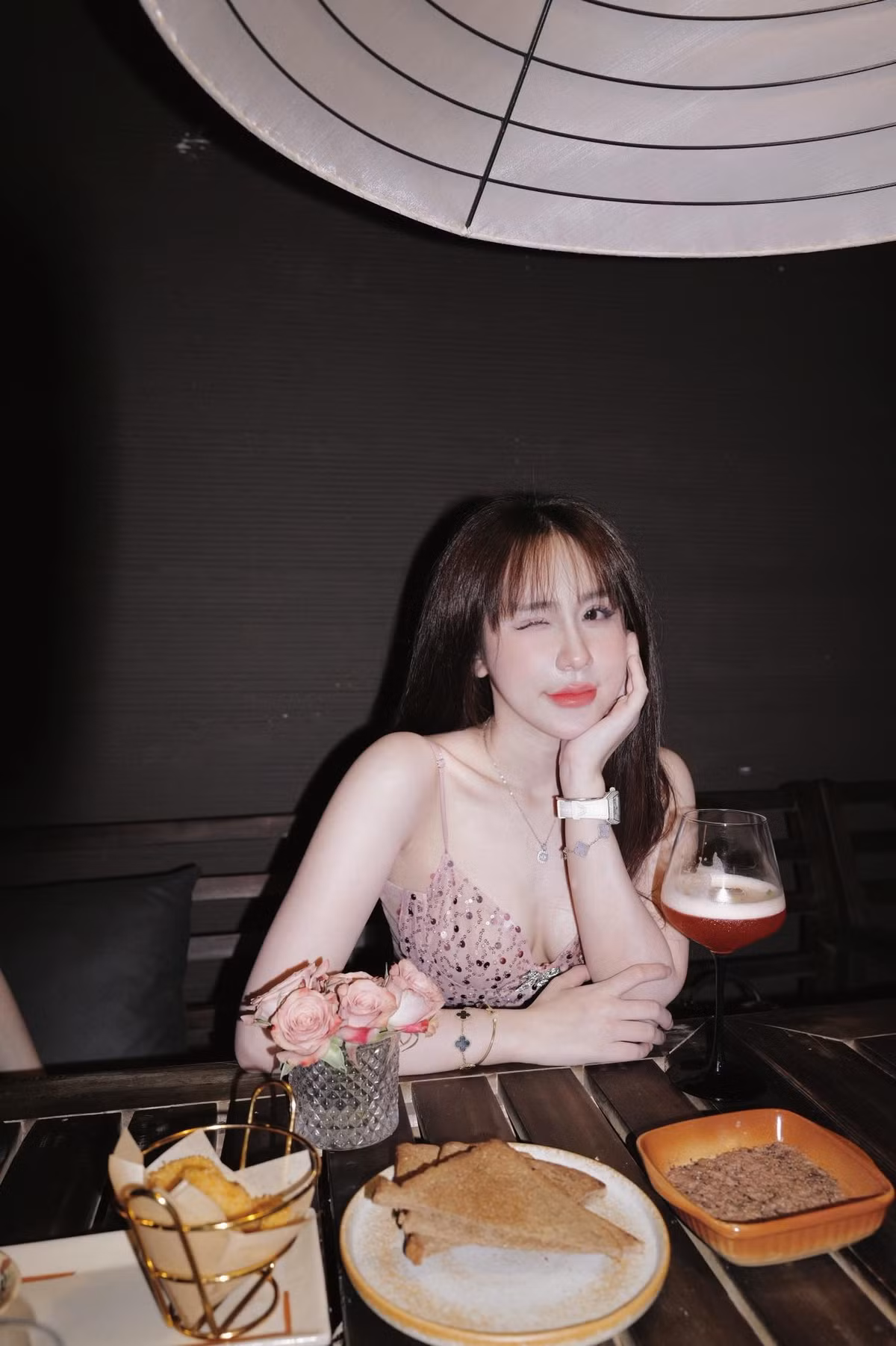 Gương mặt thanh tú, nụ cười dịu dàng cùng ánh mắt biết nói của Tuyết Anh khiến người xem khó có thể rời mắt.