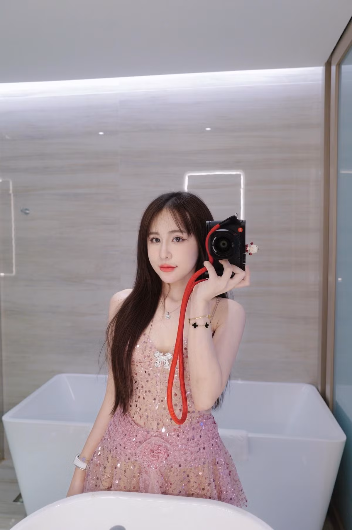 Cộng đồng mạng, đặc biệt là fan nam, lập tức dậy sóng với hàng loạt bình luận đầy cảm xúc, từ hài hước đến nghiêm túc.