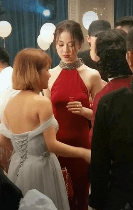 Cô dâu còn kết hợp với kiểu búi tóc cao gọn gàng, làm lộ trọn vóc dáng mà nhiều chị em mơ ước.