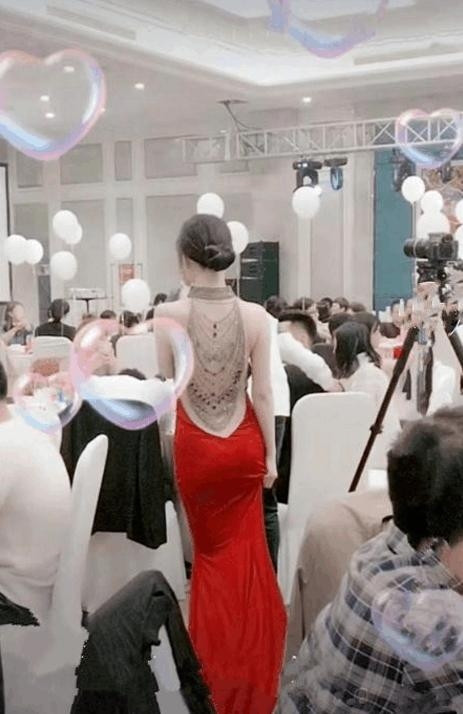 Theo đó, nhiều netizen cho rằng họ ngay lập tức bị thu hút bởi hình ảnh cô dâu mặc hở đến vòng 3, thoải mái đi giao lưu giữa các bàn, dù có nhiều quan khách và những người lớn tuổi.