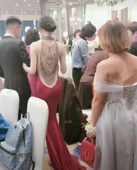 Qua clip và hình ảnh, có thể nhìn thấy vô số ánh nhìn đổ về phía cô gái, vì hiếu kỳ… Và cũng có vô số bình luận khen ngợi nhan sắc cô dâu.