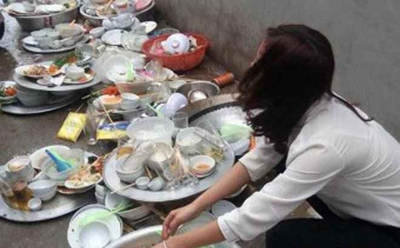 Chàng trai lập luận: "Đúng nay cỗ nhà anh, nhưng em ra mắt là sau cũng thành dâu con, phải dọn dẹp rửa bát phụ mọi người chứ. Hơn hai chục mâm cỗ, cũng phải biết ý xuống mà phụ các cô, rồi chè nước cho các bác. Sao em cứ ngồi không vậy? Mang tiếng anh dẫn bạn gái về mà các cô không có thêm người phụ rửa bát".