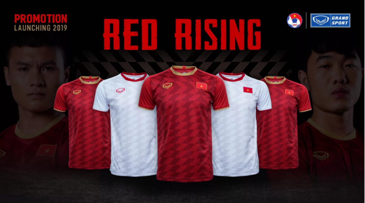 Chiếc áo của đội tuyển Việt Nam năm 2019 được sản xuất trên liệu mới Geo Lite Plus siêu nhẹ và thoáng khí. Lá cờ Tổ quốc in trên ngực áo bằng chất liệu 3D chi tiết cắt laser trên vai áo và ngôi Sao Vàng thêu sau cổ áo.