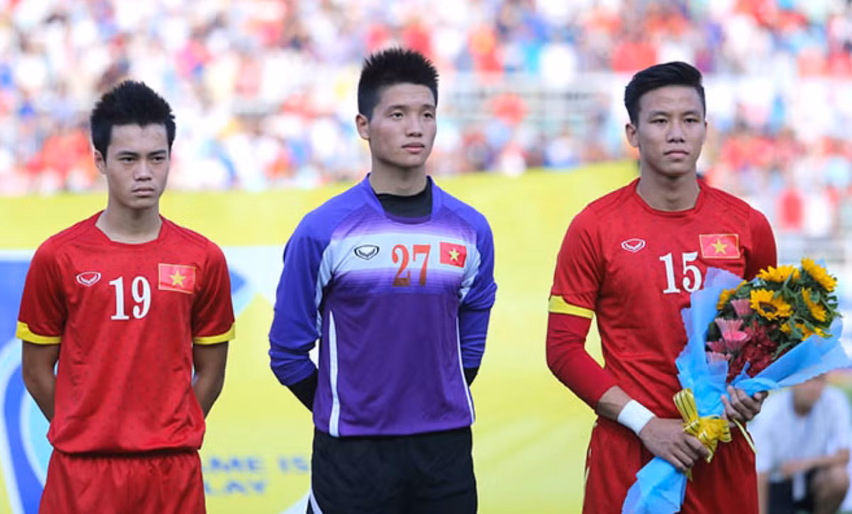 Thất bại nhiều hơn thành công nhưng năm 2015, đội tuyển Việt Nam cũng để lại nhiều cảm xúc với người hâm mộ như việc Công Phượng và lứa cầu thủ HAGL JMG được bầu Đức đôn lên thi đấu ở V.League đã tạo nên cơn sốt với bóng đá cả nước.