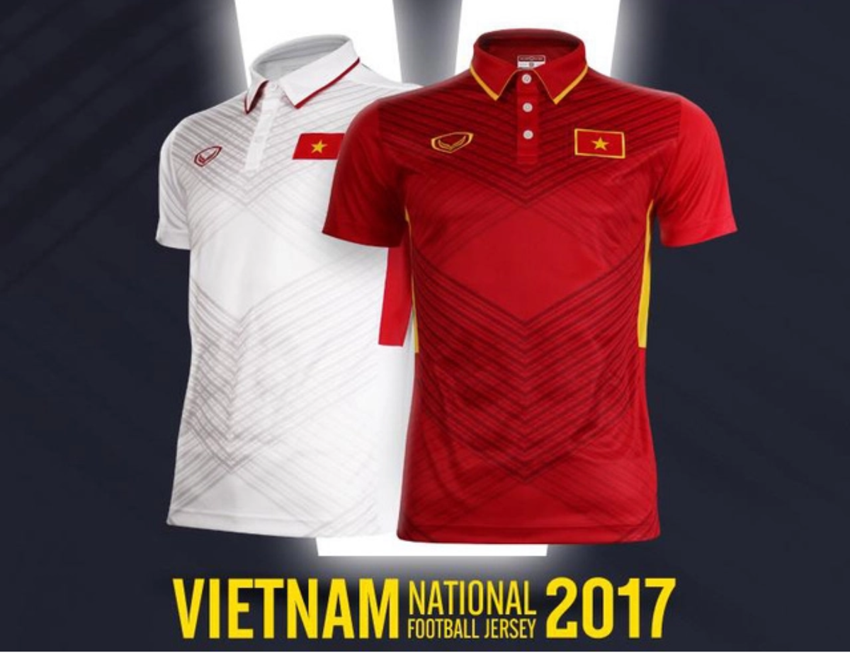 Chữ V xếp thành nhiều lớp được in chìm trên áo với ý nghĩa là Victory (tạm dịch: Chiến thắng) trong mẫu áo năm 2017. Chiếc áo vẫn duy trì hai màu đỏ và vàng giống như sắc Quốc kì Việt Nam.